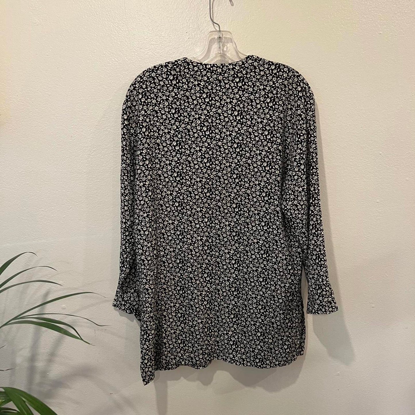 Vintage 90s Express Daisy Button Top — Black & White